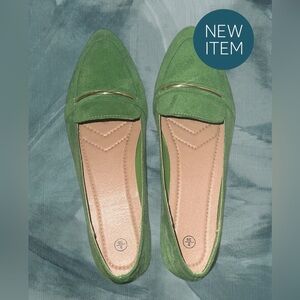 Kelly Green suede flat with gold detail buckle NBW size 8